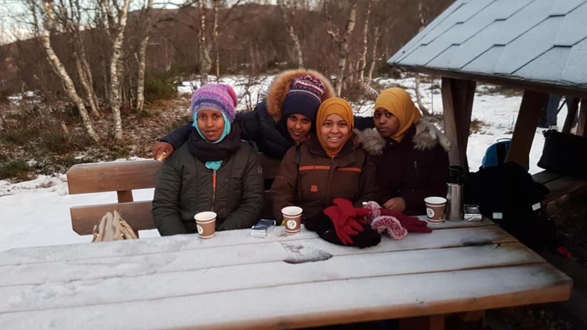 Sørvika damer ved kaffebordet.jpg